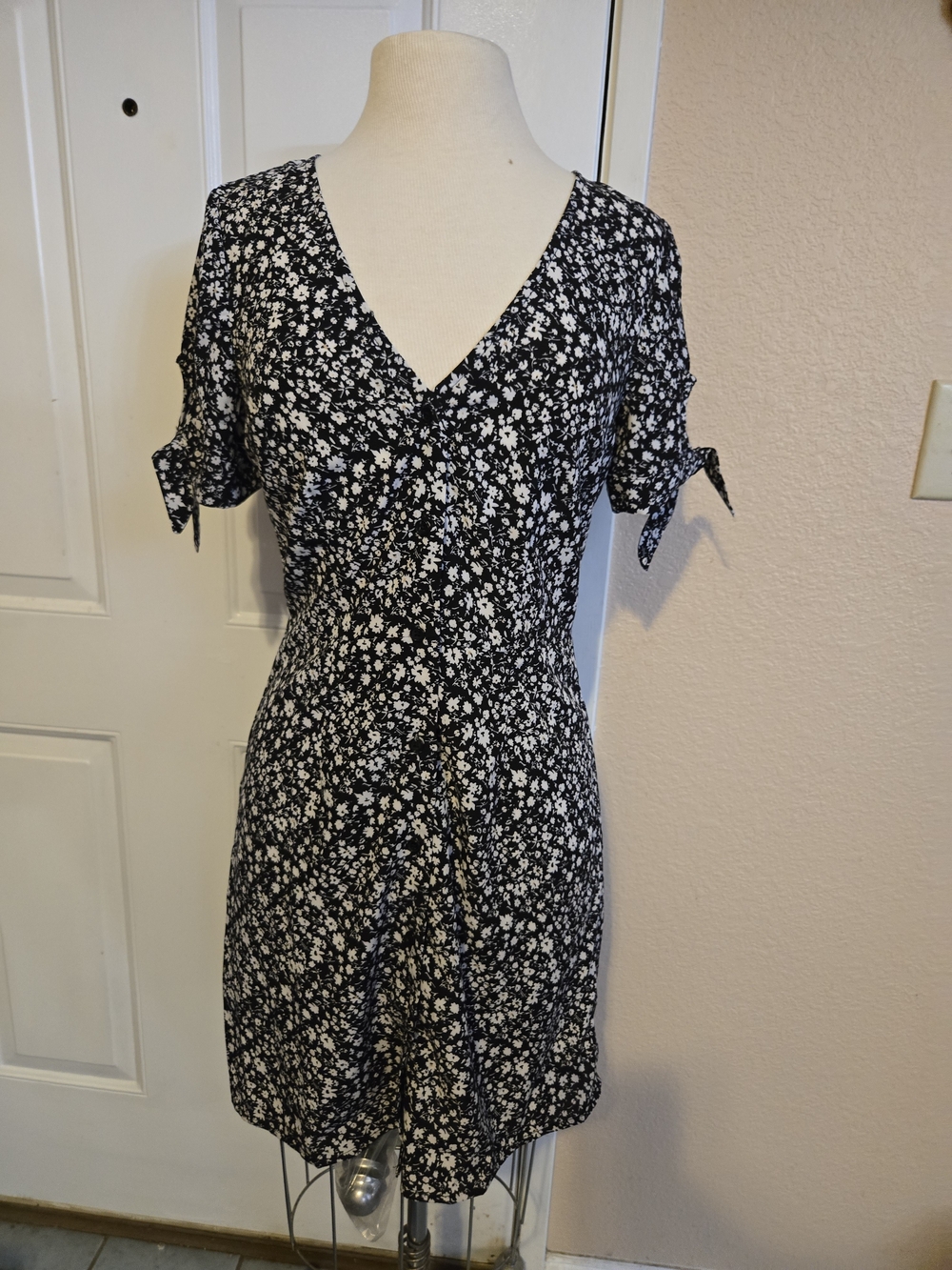 ModCloth Black and White Floral Dress NWT Size 6